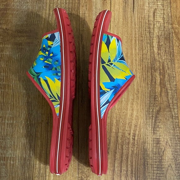 CROCS Red tropical print Slide Sandals size women’s 7 - Picture 7 of 9